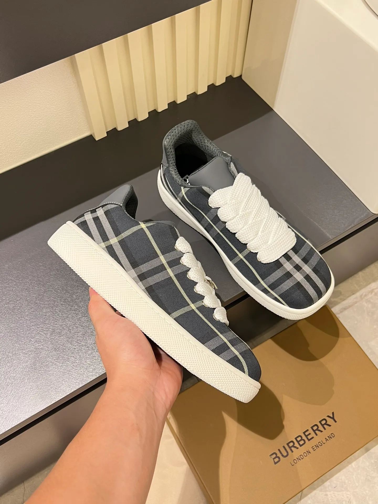 Men's shoes 💰p380 "Burberr*" new thick-soled men's casual sports shoes, cool sneakers and bread shoes, originally purchased and developed, the top version of Box series sports shoes, made of smooth calfskin fabric, embellished with embossed Equestrian Knight logo (EKD). Made of mesh lining, the laces are decorated with metal coils, the rubber soles are decorated with the Burberry letter logo, and the original molded 3.5CM two-color T men's shoes 💰pU outsole! Male 38-44 (45 customized)